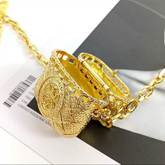 ✨ Gold Chain Waist Belt with AirPods Case ✨ - Picture 3 of 10